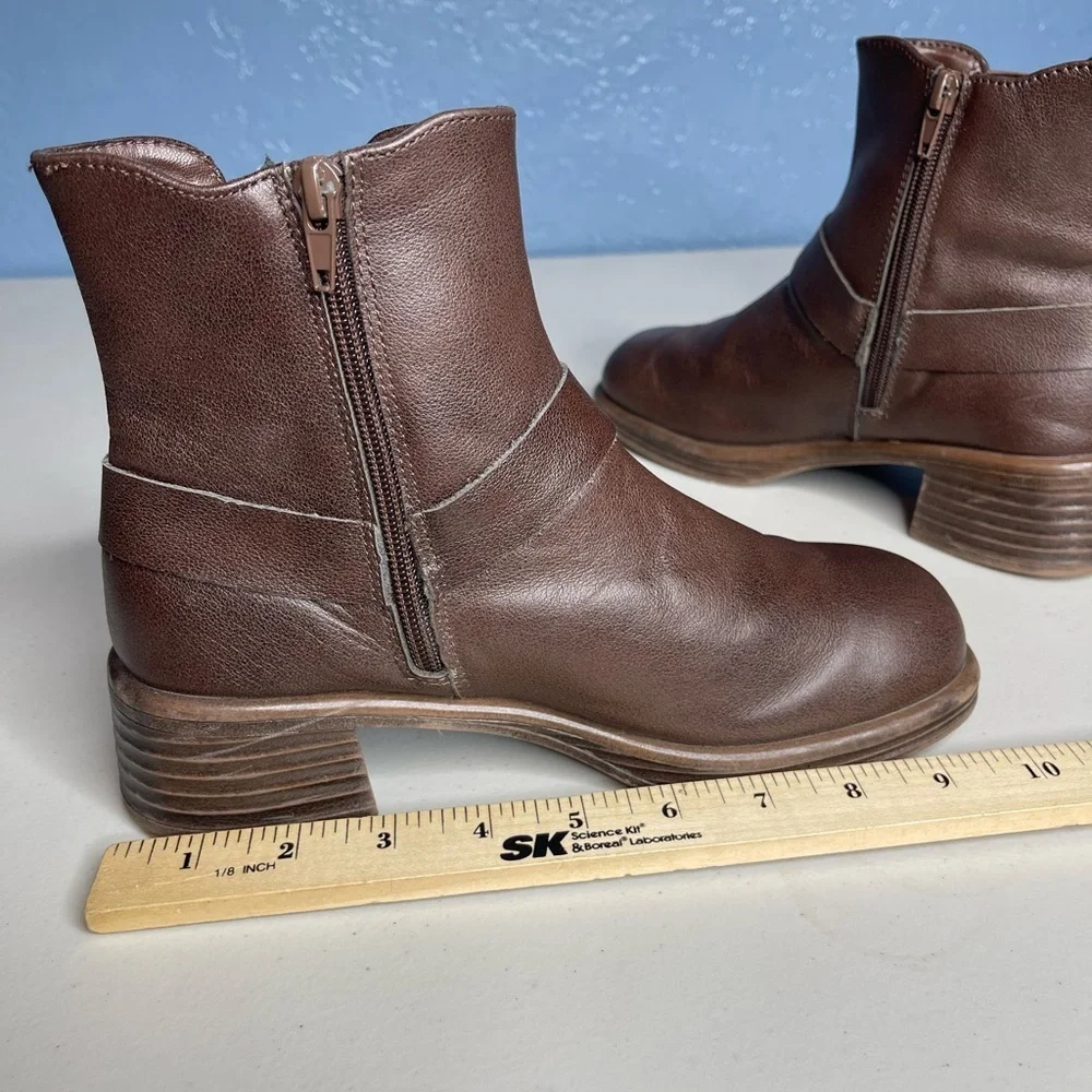Steve Madden JRider brown boots. Big girls size 5. Block stacked heel side zip.